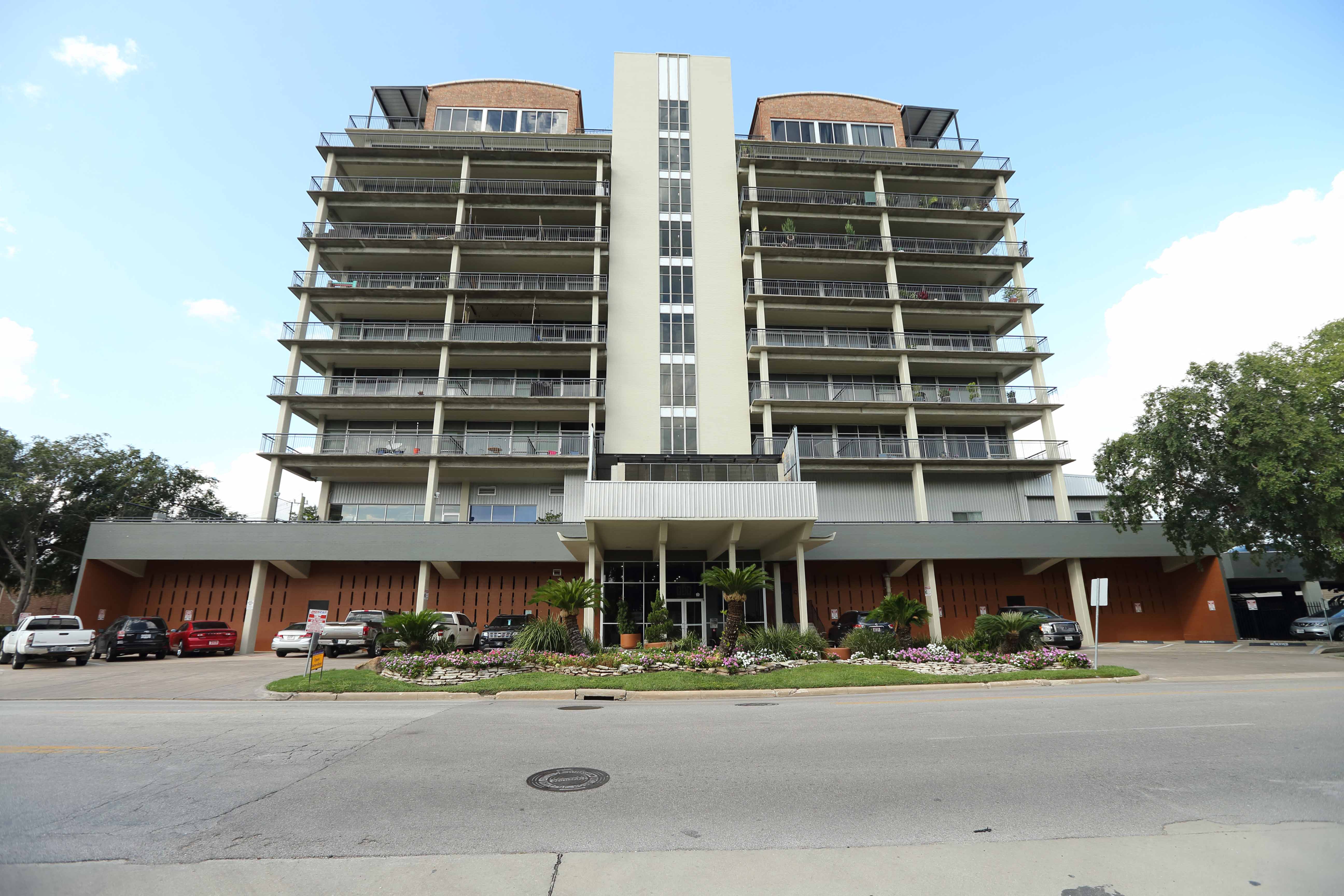 230 West Alabama Apartments – photo 2