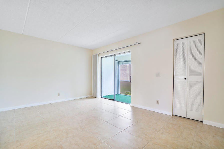 400 VILLAGE GREEN Circle W – photo 4