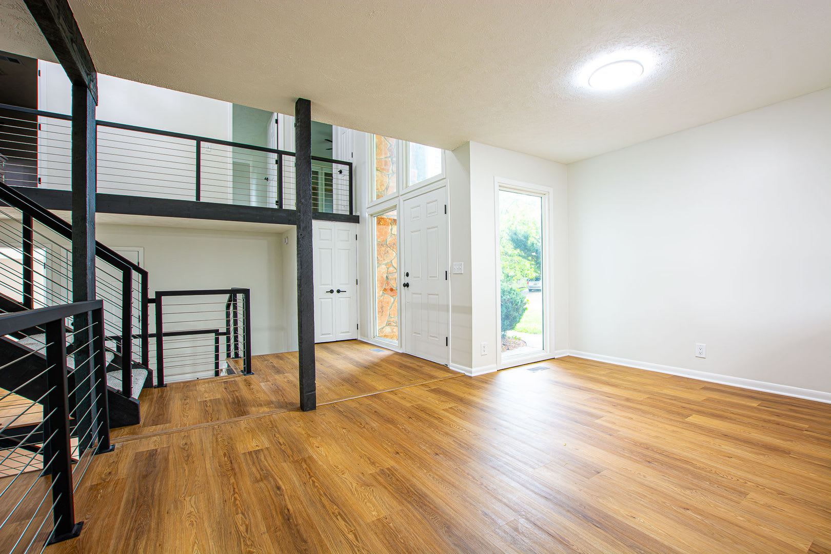 Beautifully Remodeled Modern 5 Bedroom / 3 Bath Home Near Millard North – photo 3