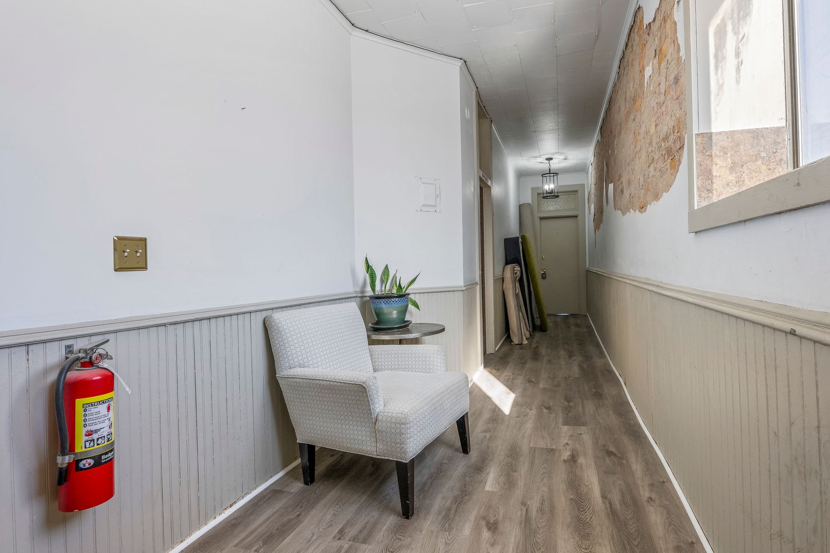 Historic 2-Bed, 2-Bath Apartment in Downtown Springdal – photo 3
