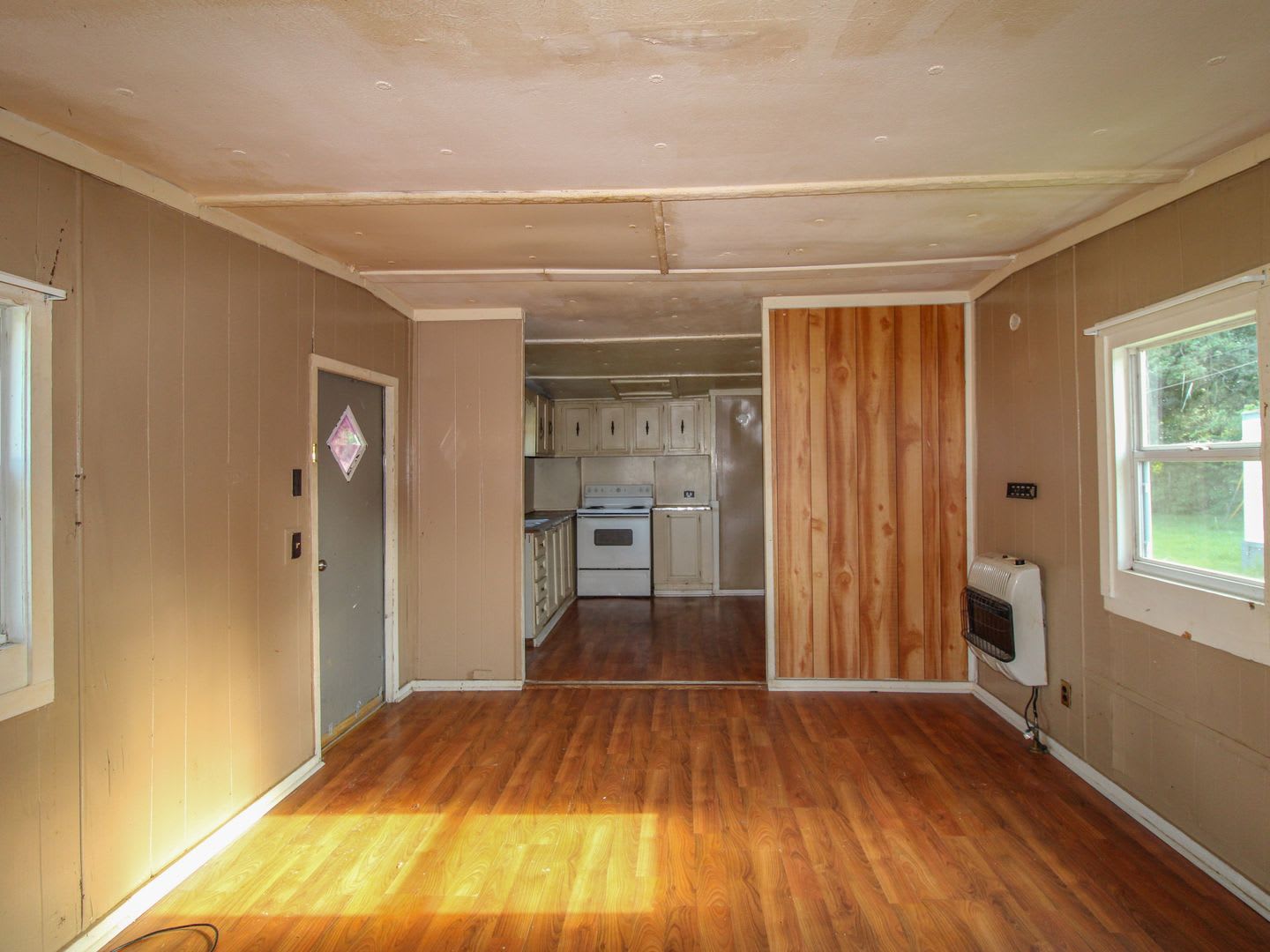 Move-In Ready • Water & Lawn Care Included! – photo 4