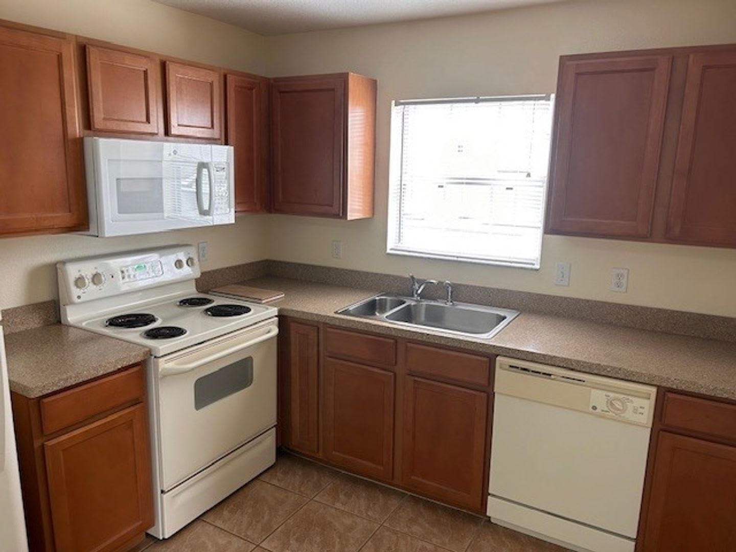 CUTE! 1 BEDROOM / 1 BATH / 2 CAR GARAGE – photo 3
