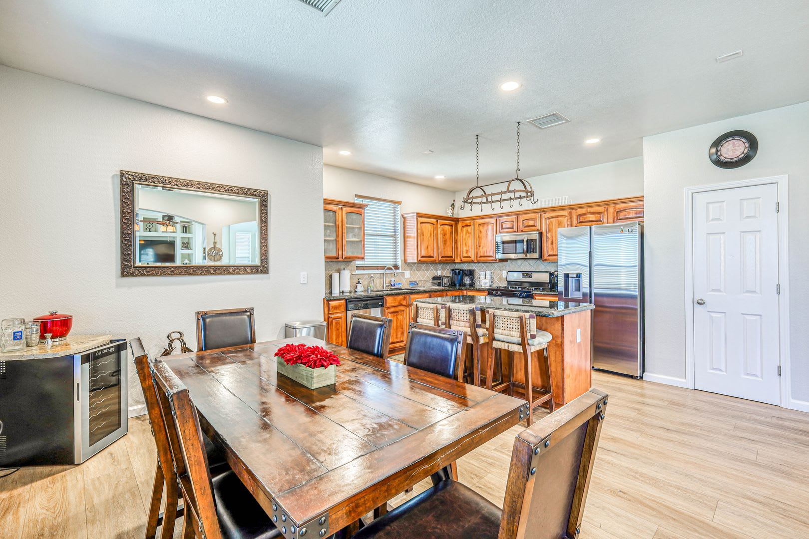 Beautiful Westside Home Furnished With 4 Bed 3 Baths Plus An Office With Beautiful Backyard With Jacuzzy All Utilities Wifi Included – photo 5