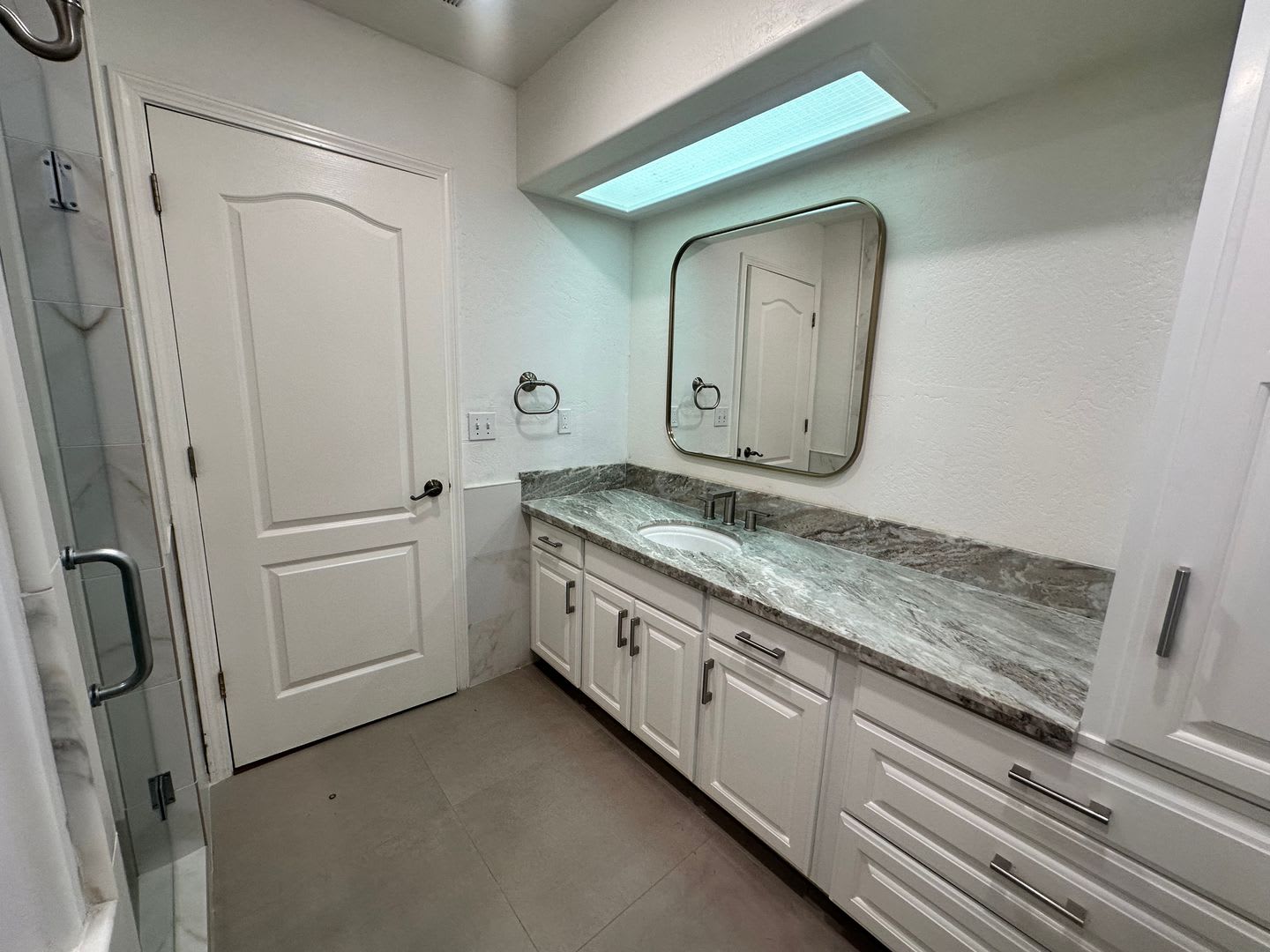 Two story house located in The Lakes gated community – photo 4