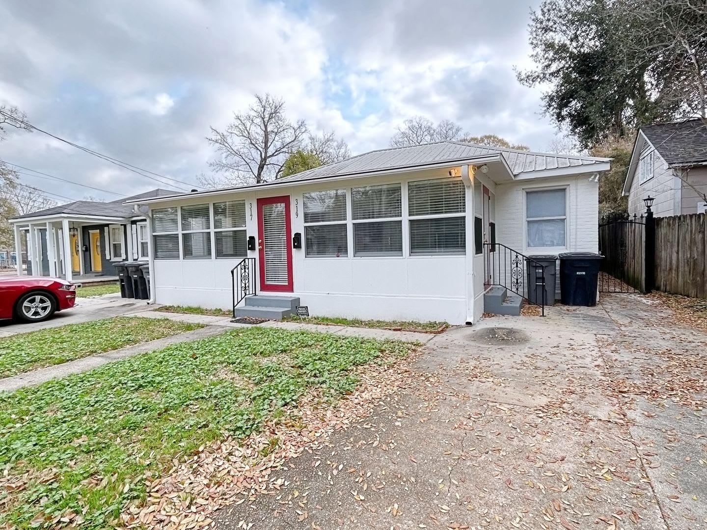 2 Bed, 2 Bath Mid City Home with Spacious Backyard – photo 2
