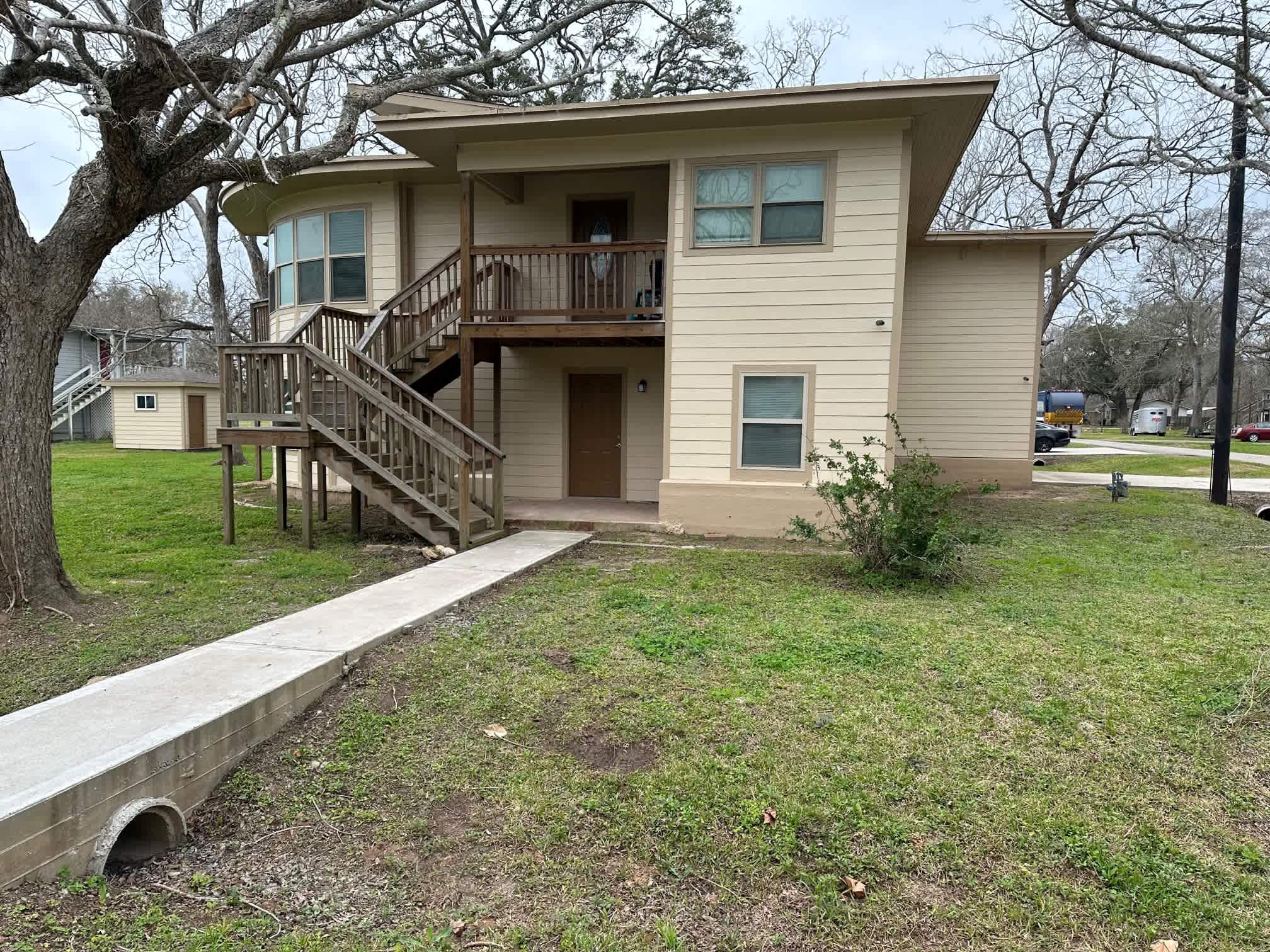631 Live Oak Apt A – photo 2