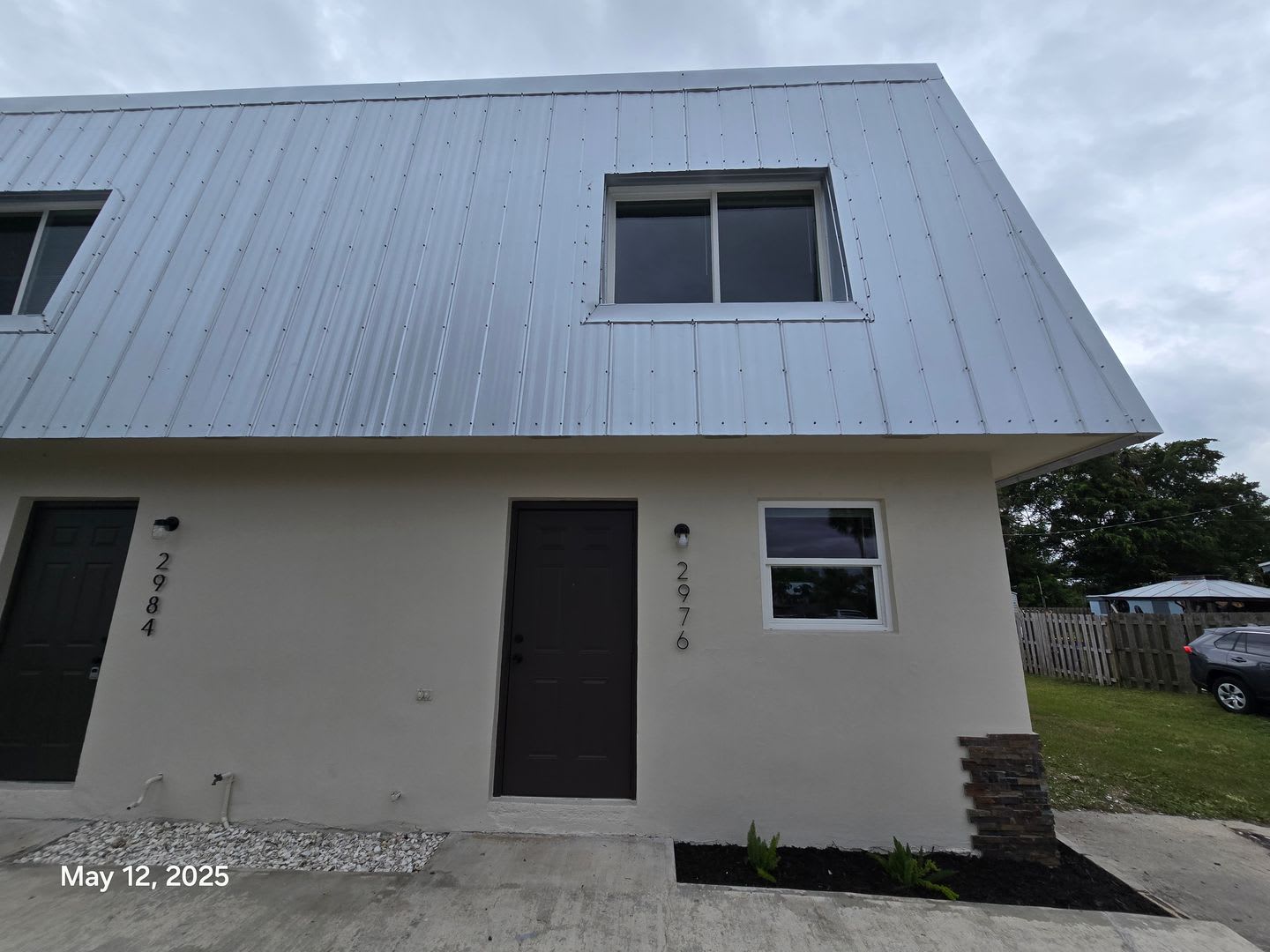 This Renovated Home Provides Modern Convenience With A Durable Metal Roof Impact Resistant Windows And Brand New Carpeting Throughout – photo 1