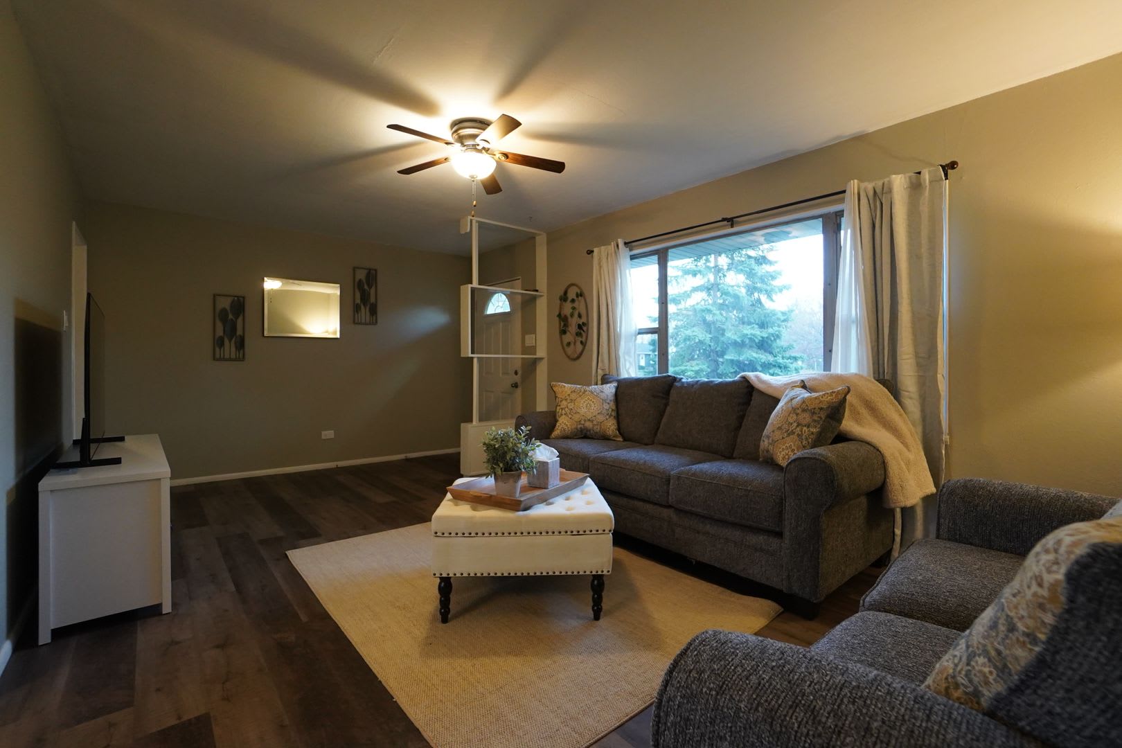 4 Bedroom 2 Bathroom FULLY FURNISHED Home with Fenced in Backyard and 2 Car Garage – photo 3