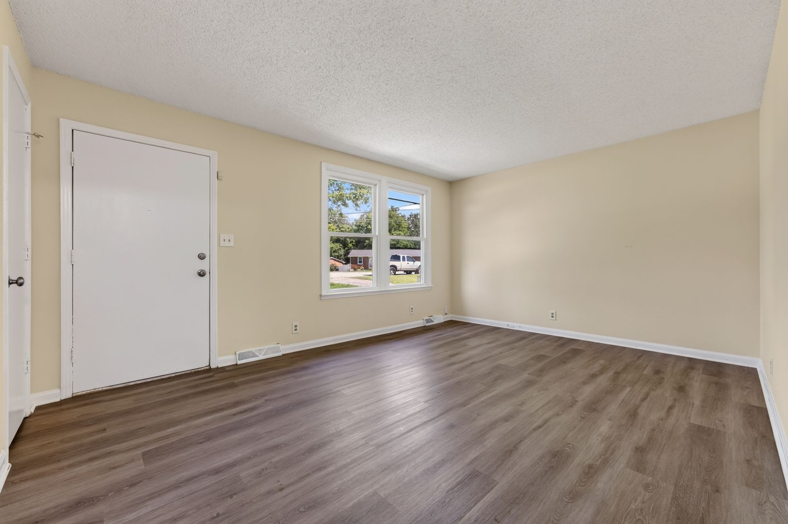 3 Bedroom Pet Friendly Home For Rent Near Post! – photo 4