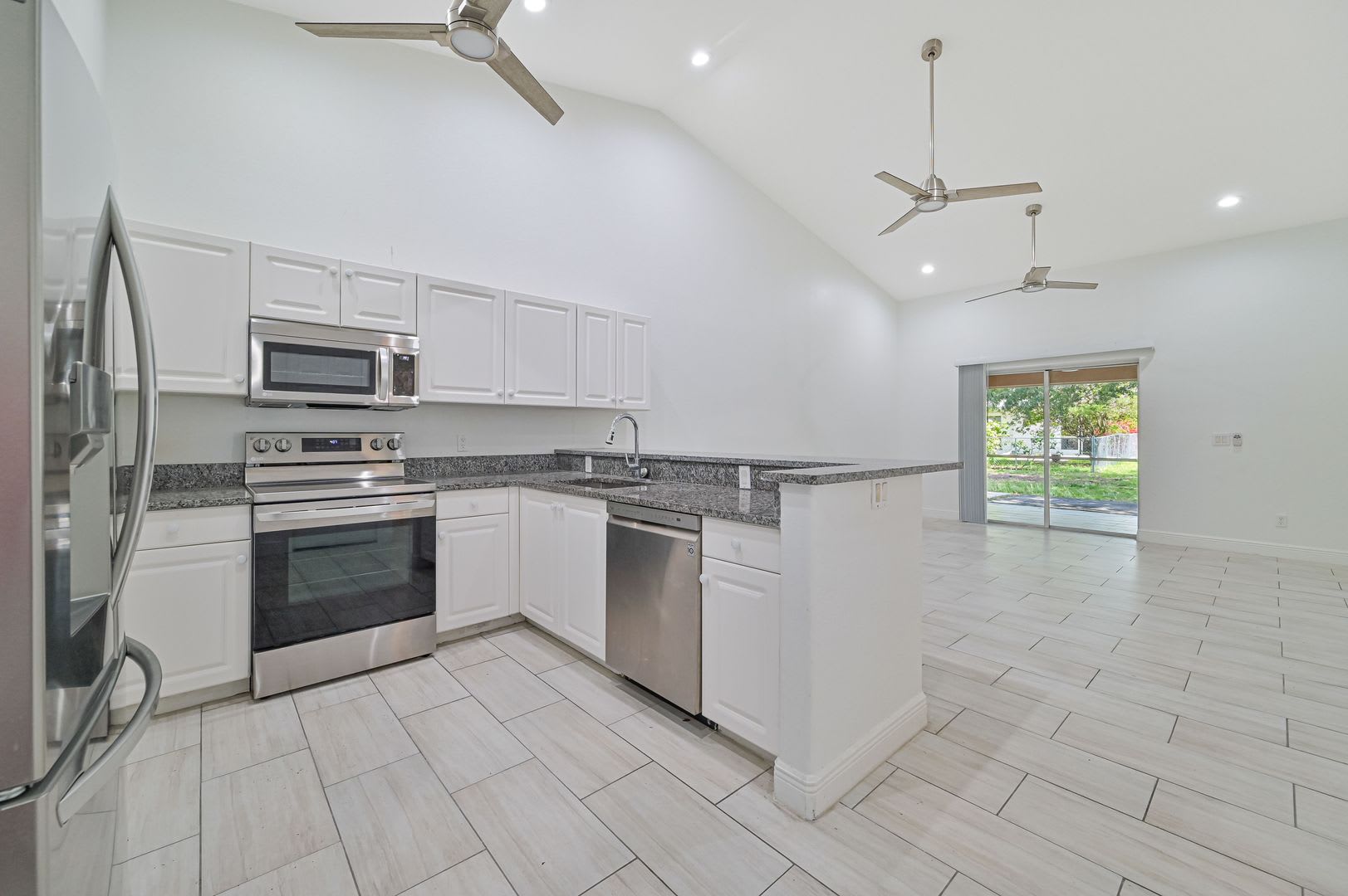 ** Rarely Available ~ 3/2 Duplex W/ 2 Car Garage ~ Updated ** – photo 2
