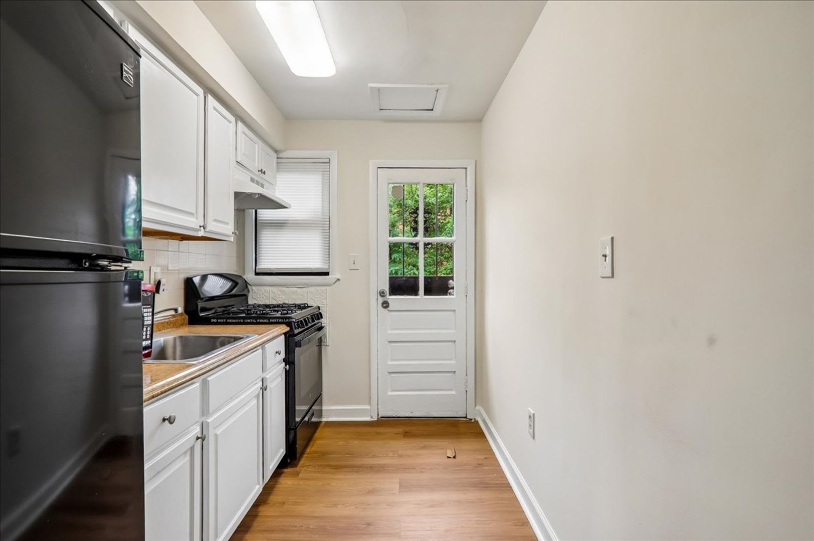 Lovely 3-Bedroom 1 bath End Unit townhome in Deanwood – photo 4