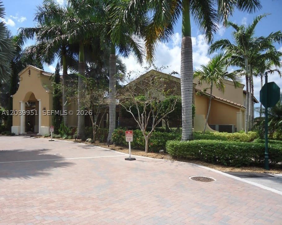 930 NE 34th Ave – photo 3
