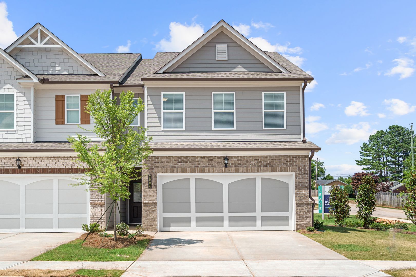 FULLY FURNISHED3 Bed 2.5 bathroom townhome in Gainesville! – photo 1