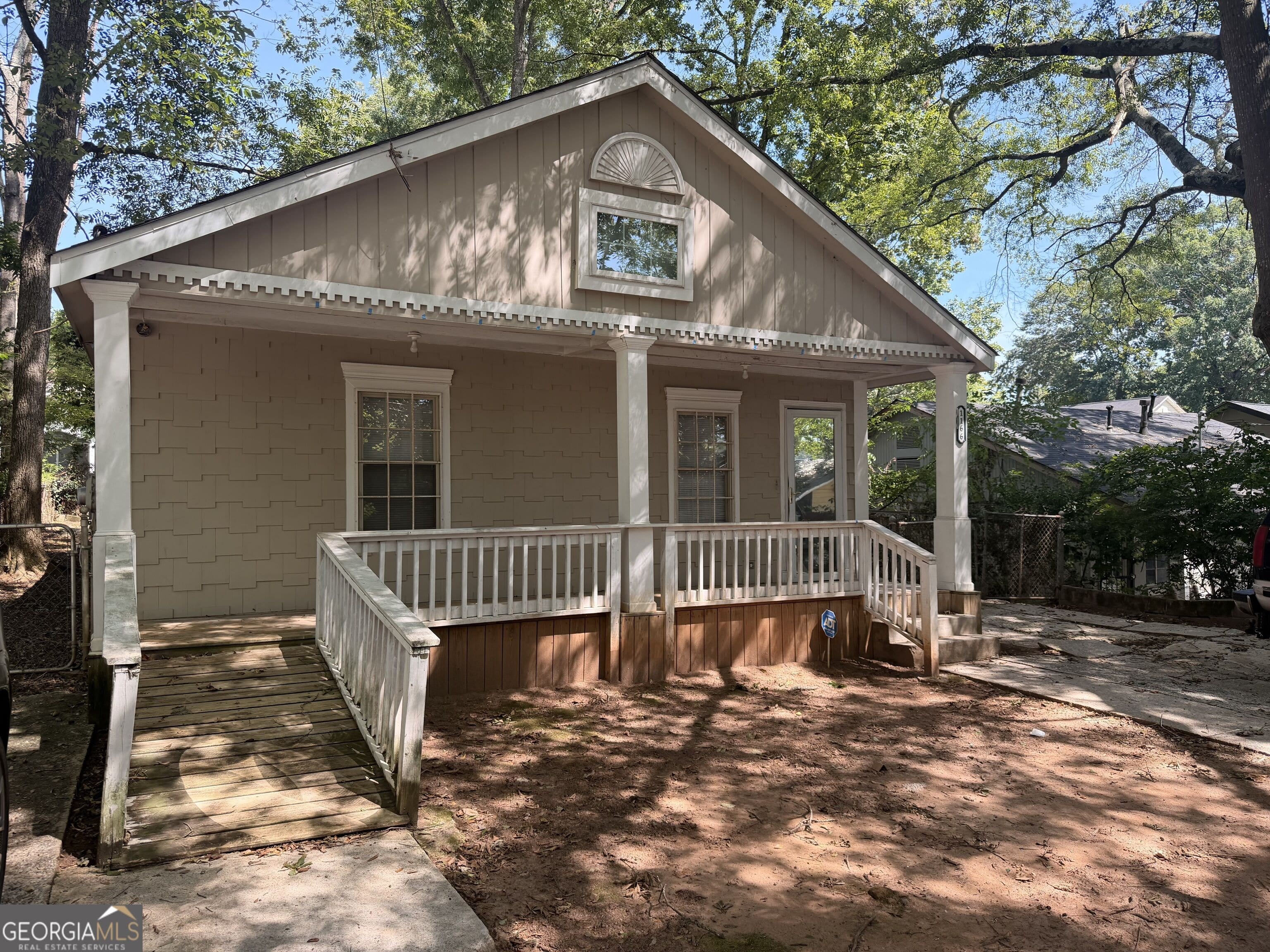 1166 Garibaldi Street SW – photo 2