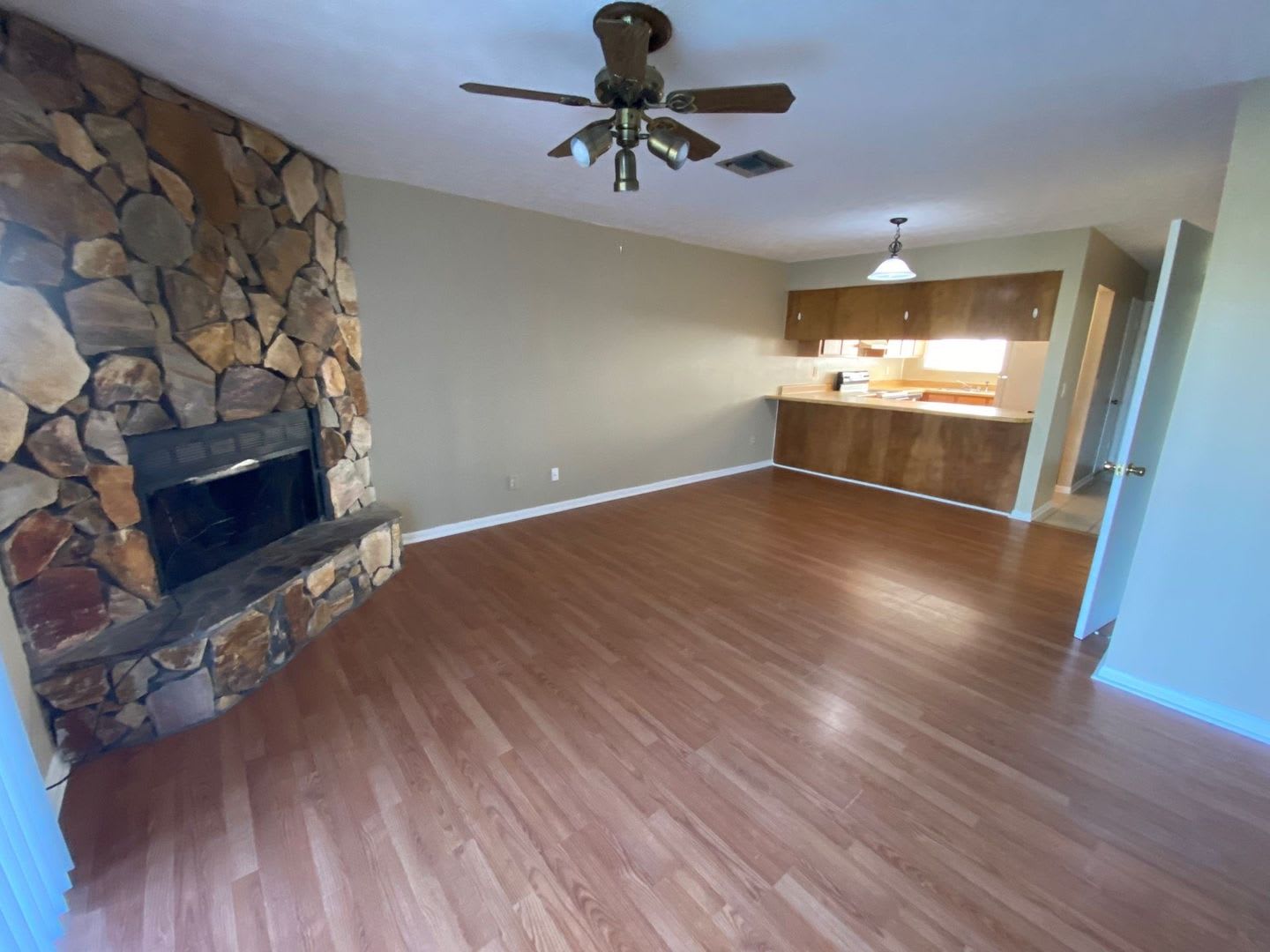 Centrally Located Townhome Near Schools Shopping Dining 1 2 Off Security Deposit For A D Military – photo 5