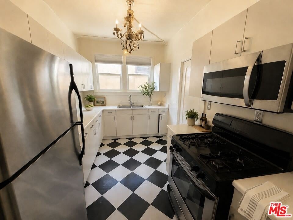 2011 N Vermont Ave – photo 5