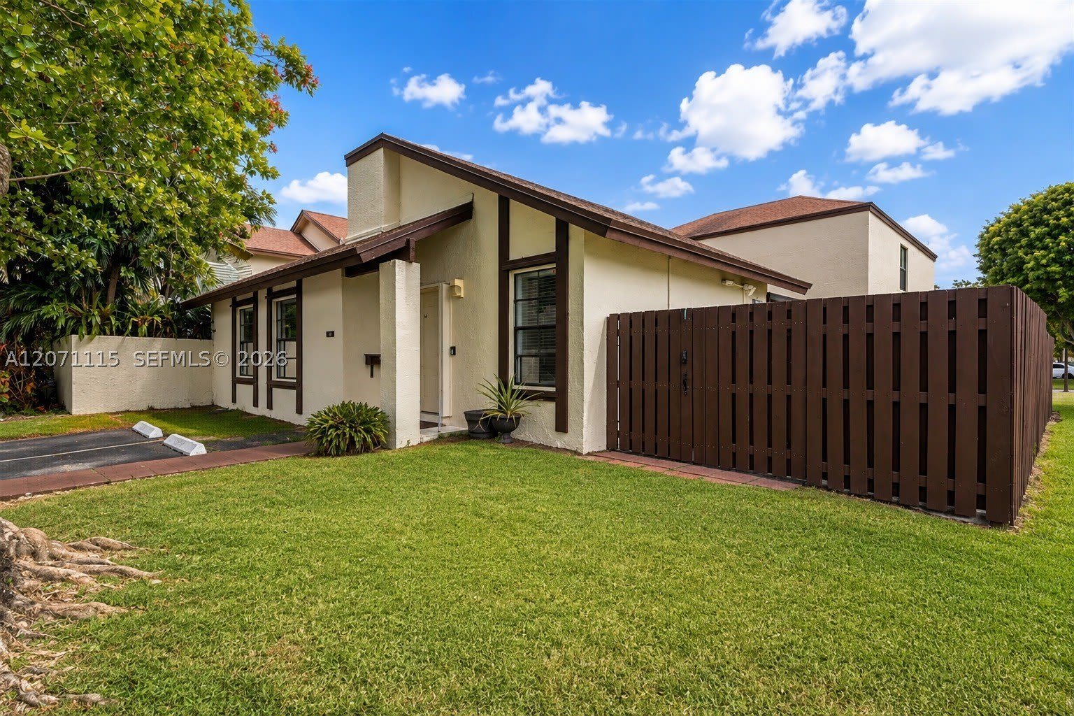 525 NW 100th Ct – photo 2