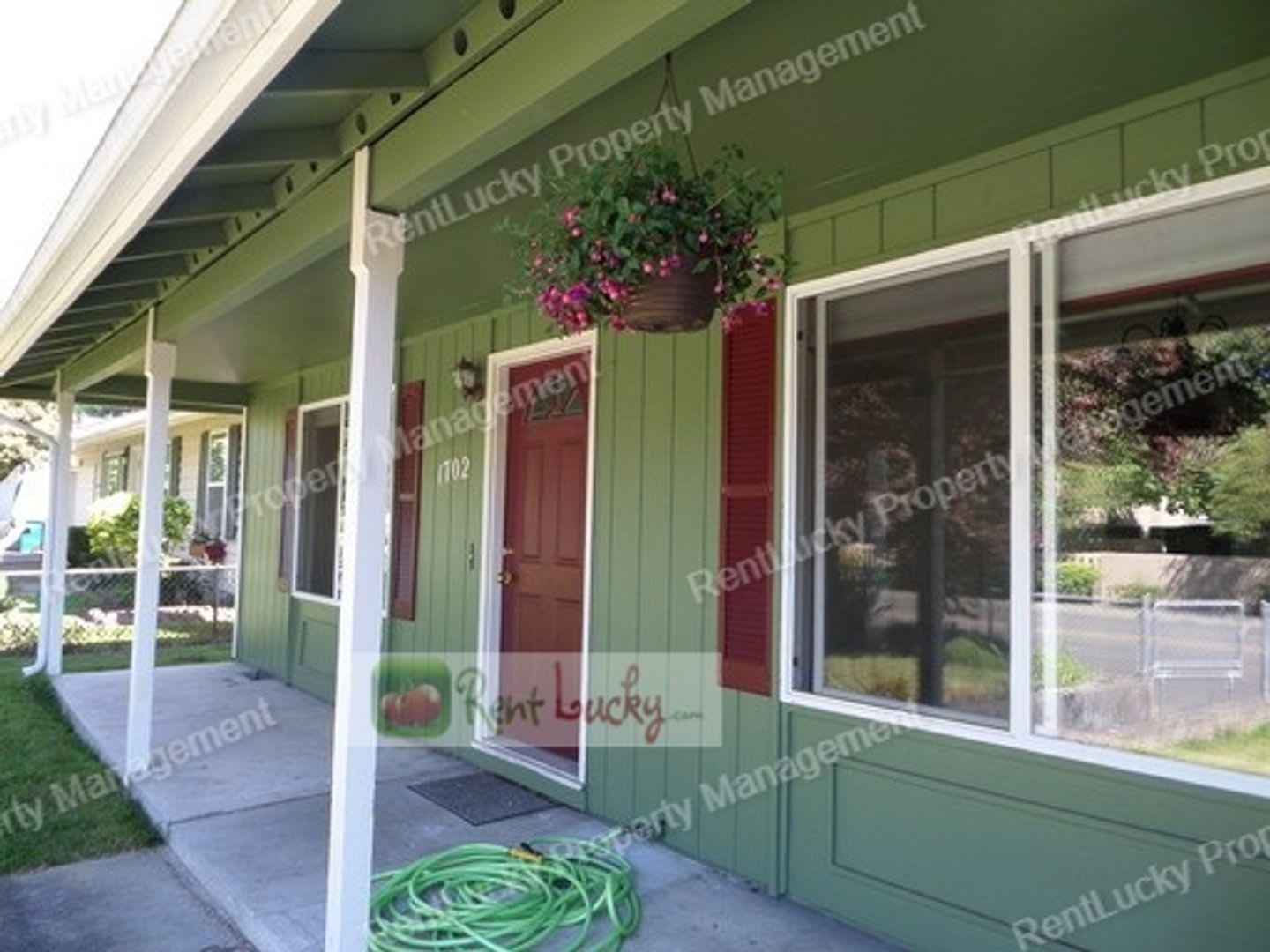 Great UPDATED 4-Bedroom Rambler in Great Auburn Neighborhood! – photo 1