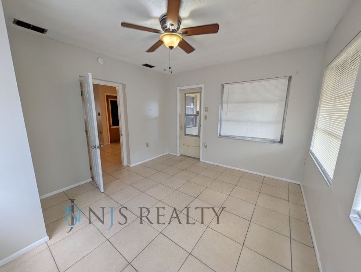 3 2 1 1014 Sq Ft Home With All Tile Floors Large Open Floorplan And Enclosed Porch With Fenced Yard – photo 4