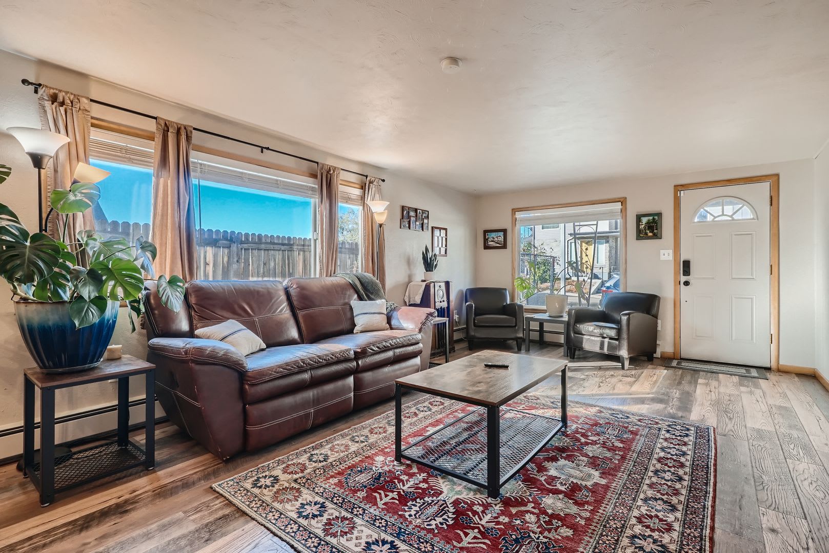 AVAILABLE NOW, LARGE YARD AND DETACHED 2 CAR GARAGE, UPDATED FLOORS AND BATH, $0 DEPOSIT OPTIONS! – photo 3