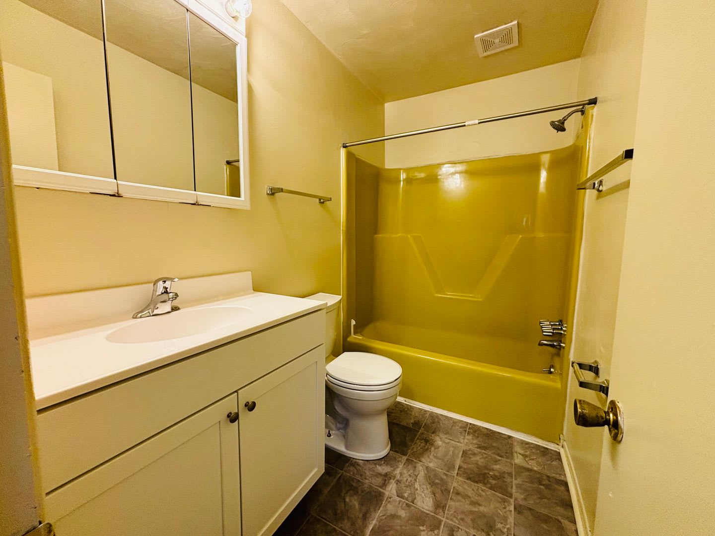 2 Bedroom, 1.5 Bath Townhouse – photo 5