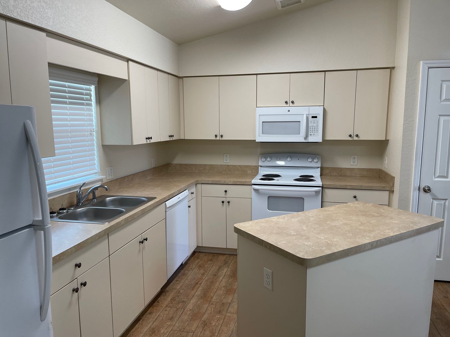 3 Bedroom/2 Bathroom Duplex – photo 5