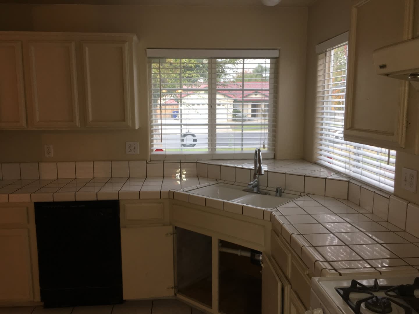 3 Bedroom Home with Attached 2-Car Garage, Fireplace & Gardening Included – photo 2