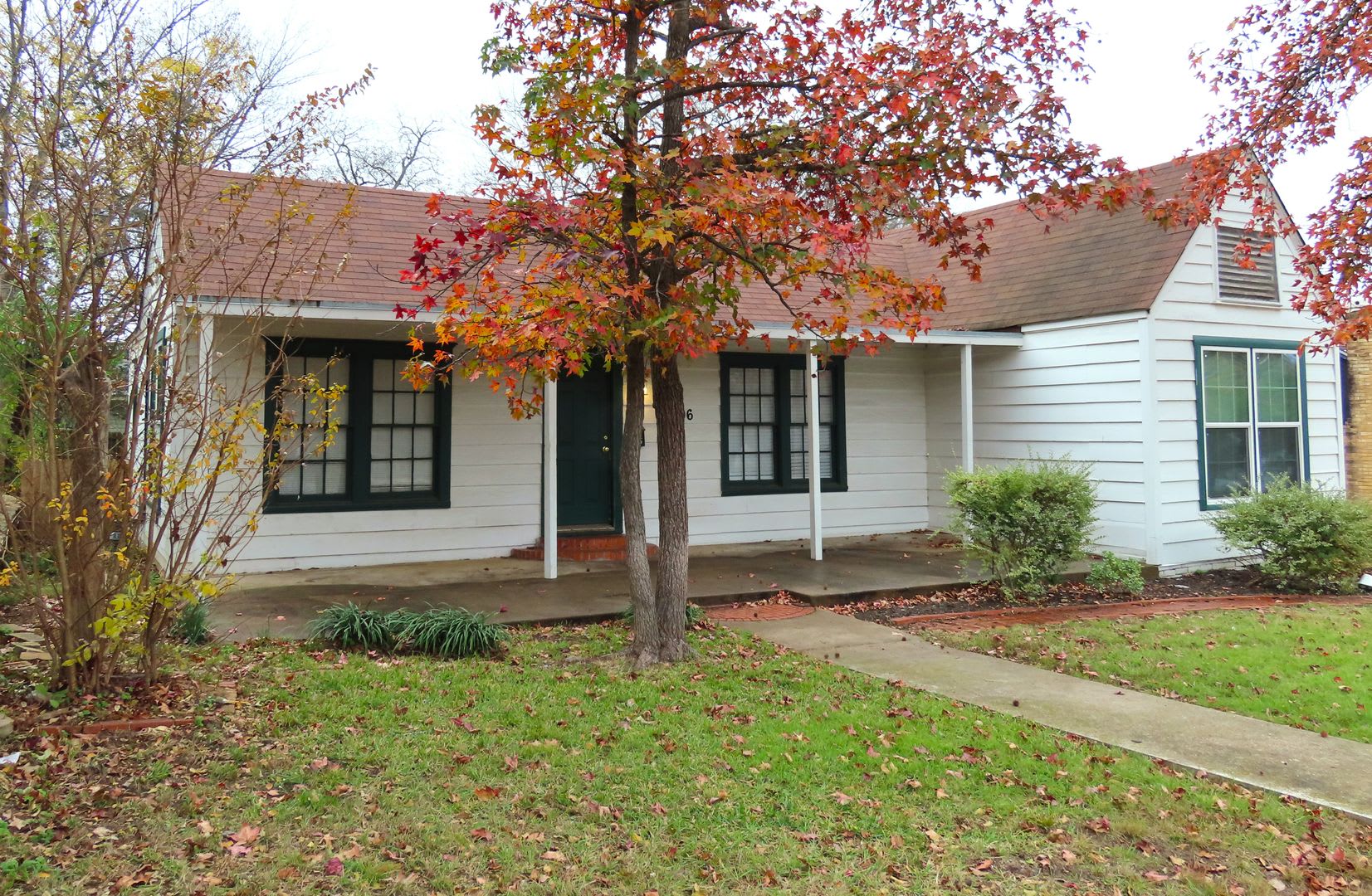Spacious 3 Bedroom, 2 Bath Home w/Bonus Room! – photo 2