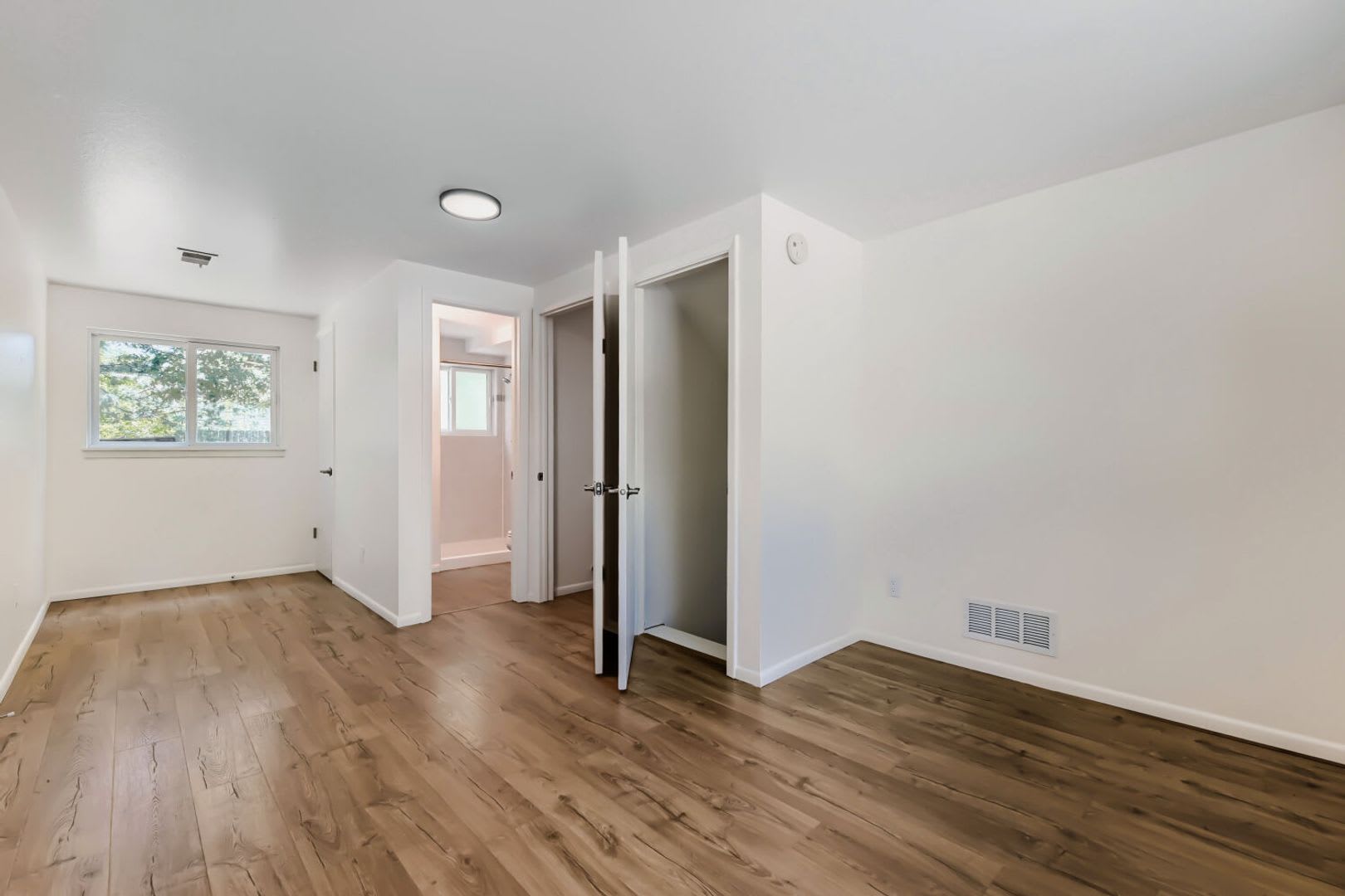 Beautiful 3 Bedroom Home With Large Backyard Mountain Views – photo 4