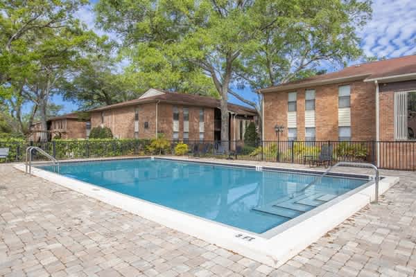 Coachman Club Apartments – photo 1