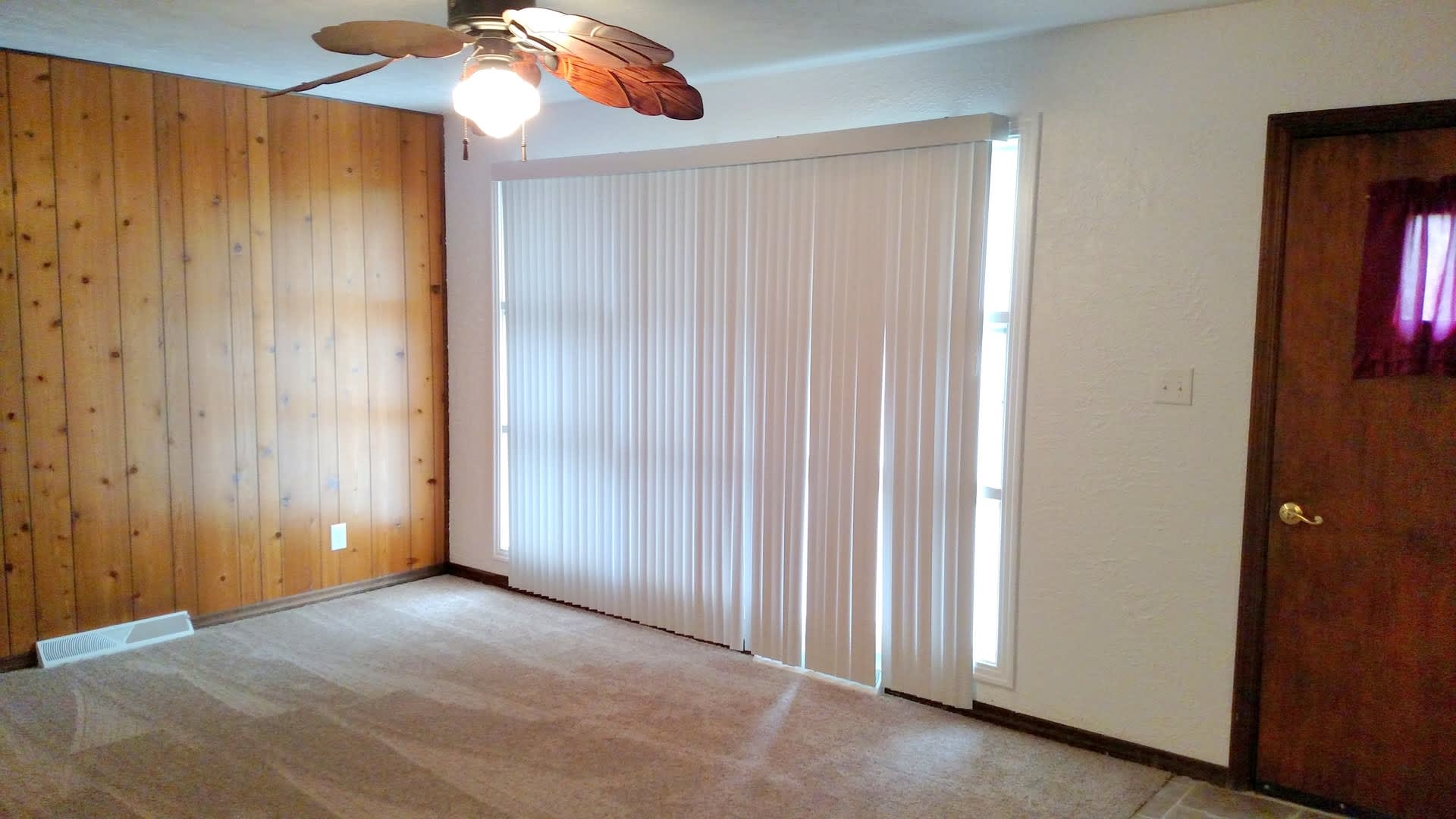 Two Bedroom House in Jefferson Hills With Central Air And Detached One Car Garage – photo 4