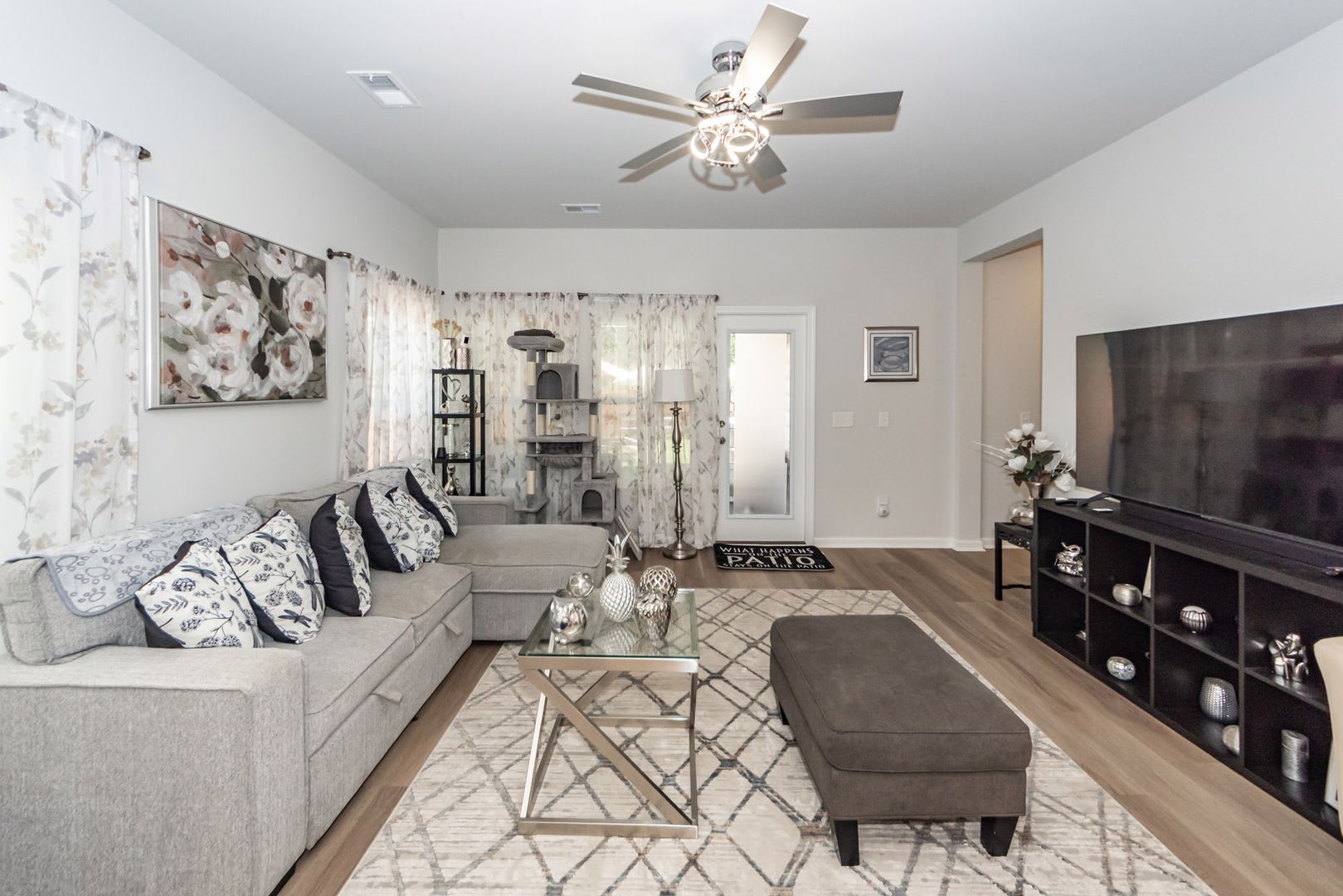 3 Bedroom, 2 Bathroom Home in Sweetgrass – photo 5
