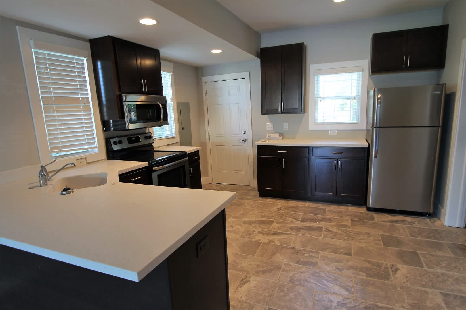 Beautiful updates and Modern Convenience. Spacious 2 bedroom home available soon! – photo 4