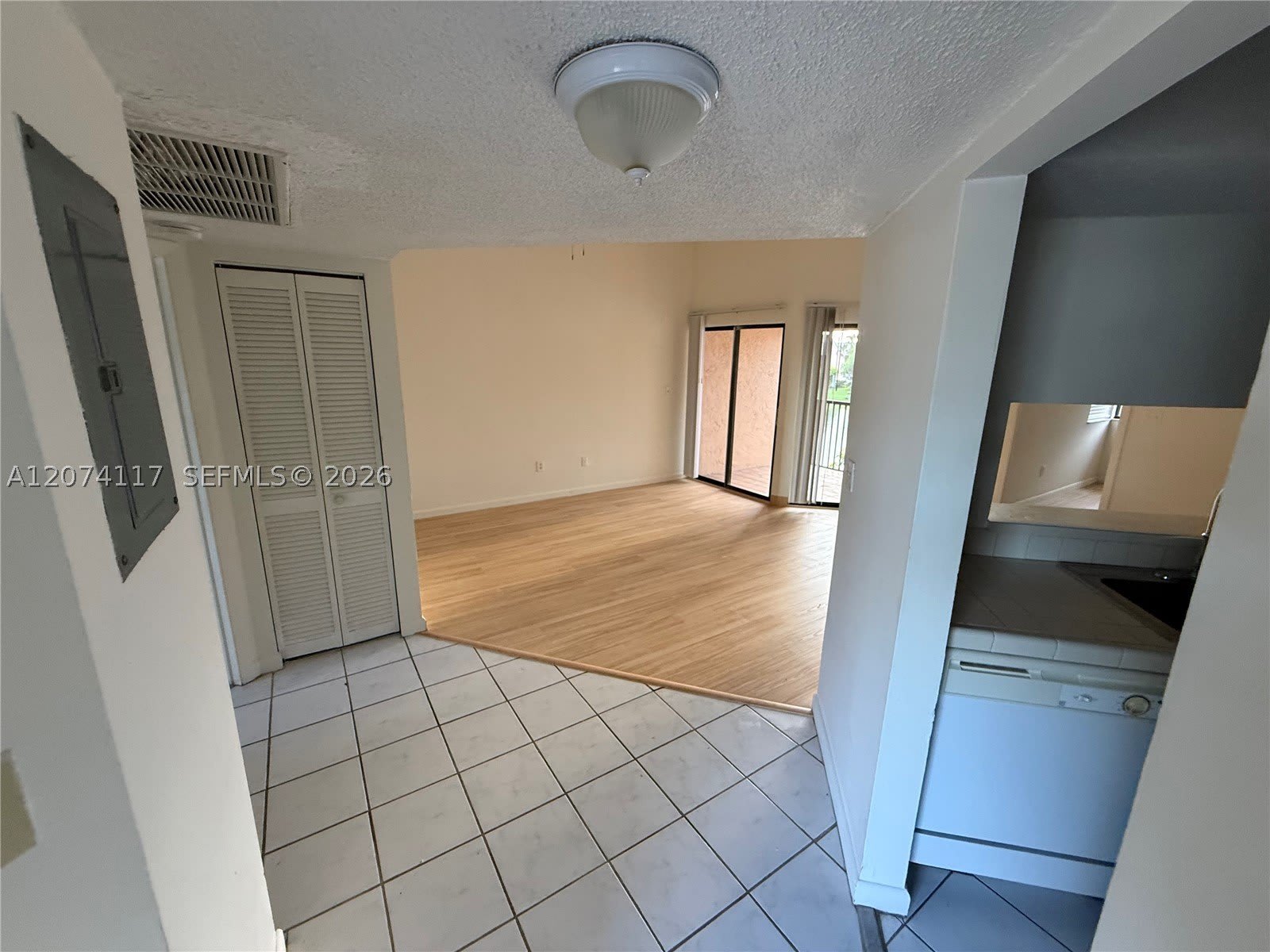 1080 N Franklin Ave – photo 2
