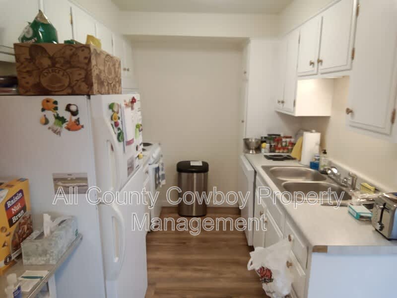 1516 E. Grand Ave. – photo 3