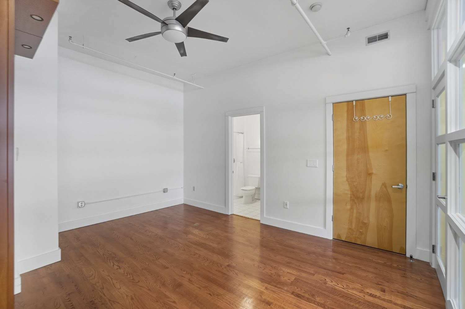 26 E 6th St – photo 4