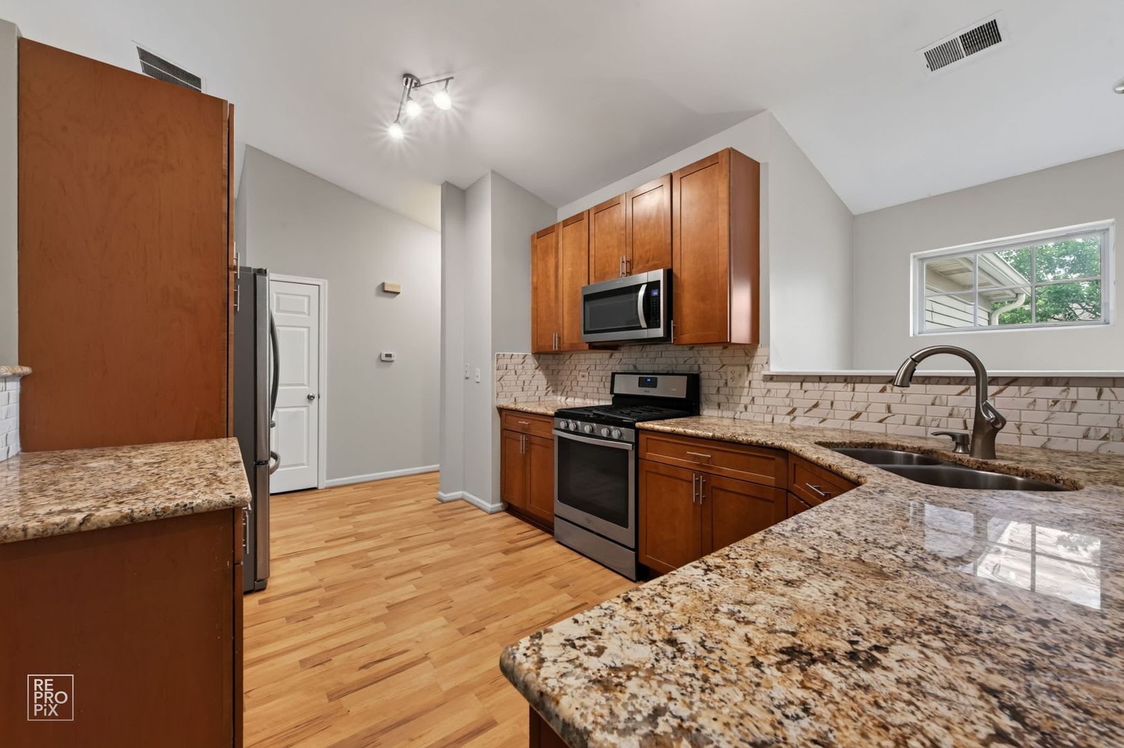 3 Bedroom Home in Streamwood! – photo 3
