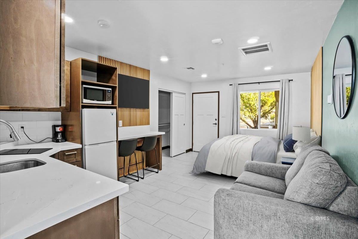 1879 Peppertree Dr – photo 2