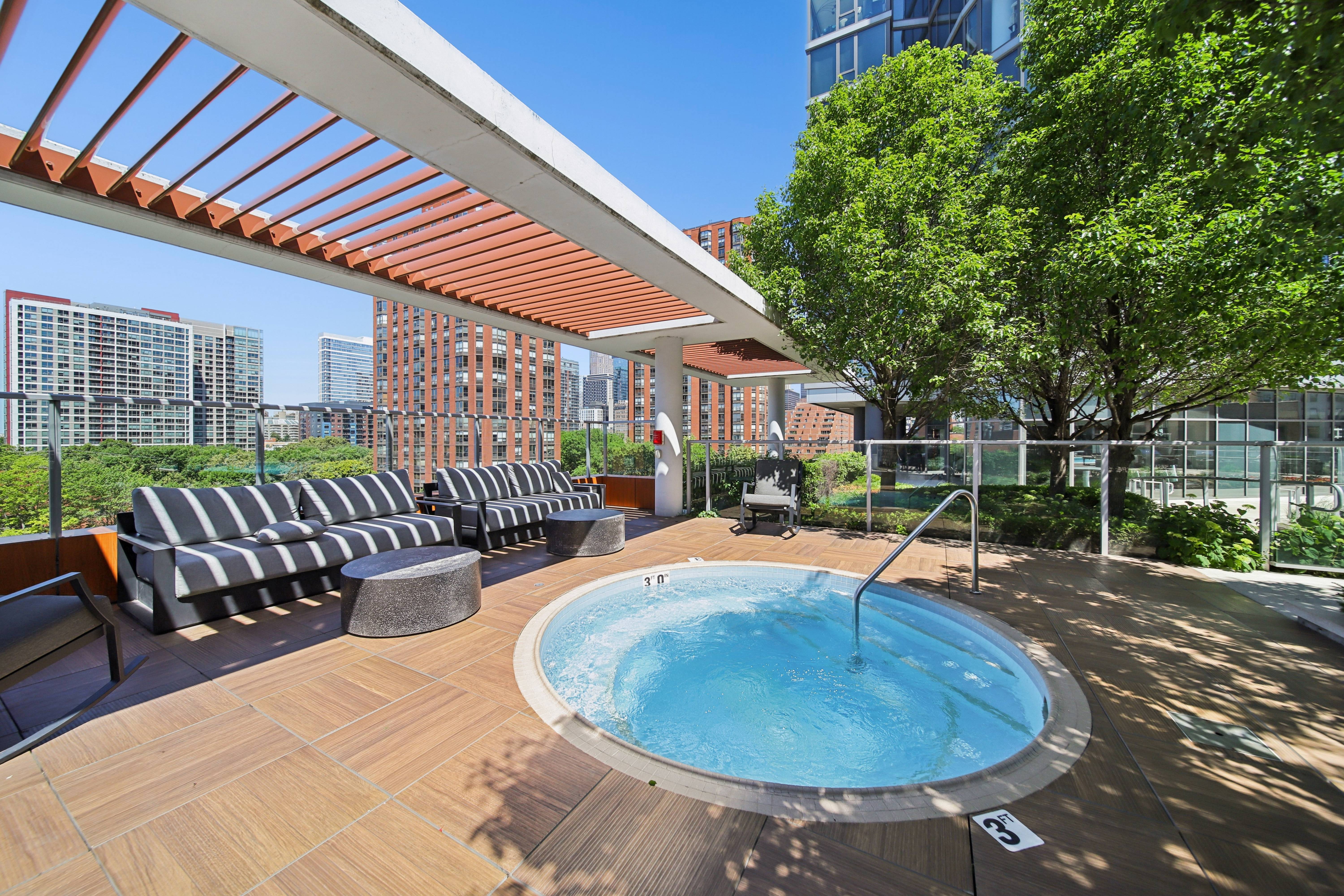 1360 N Sandburg Terrace – photo 4