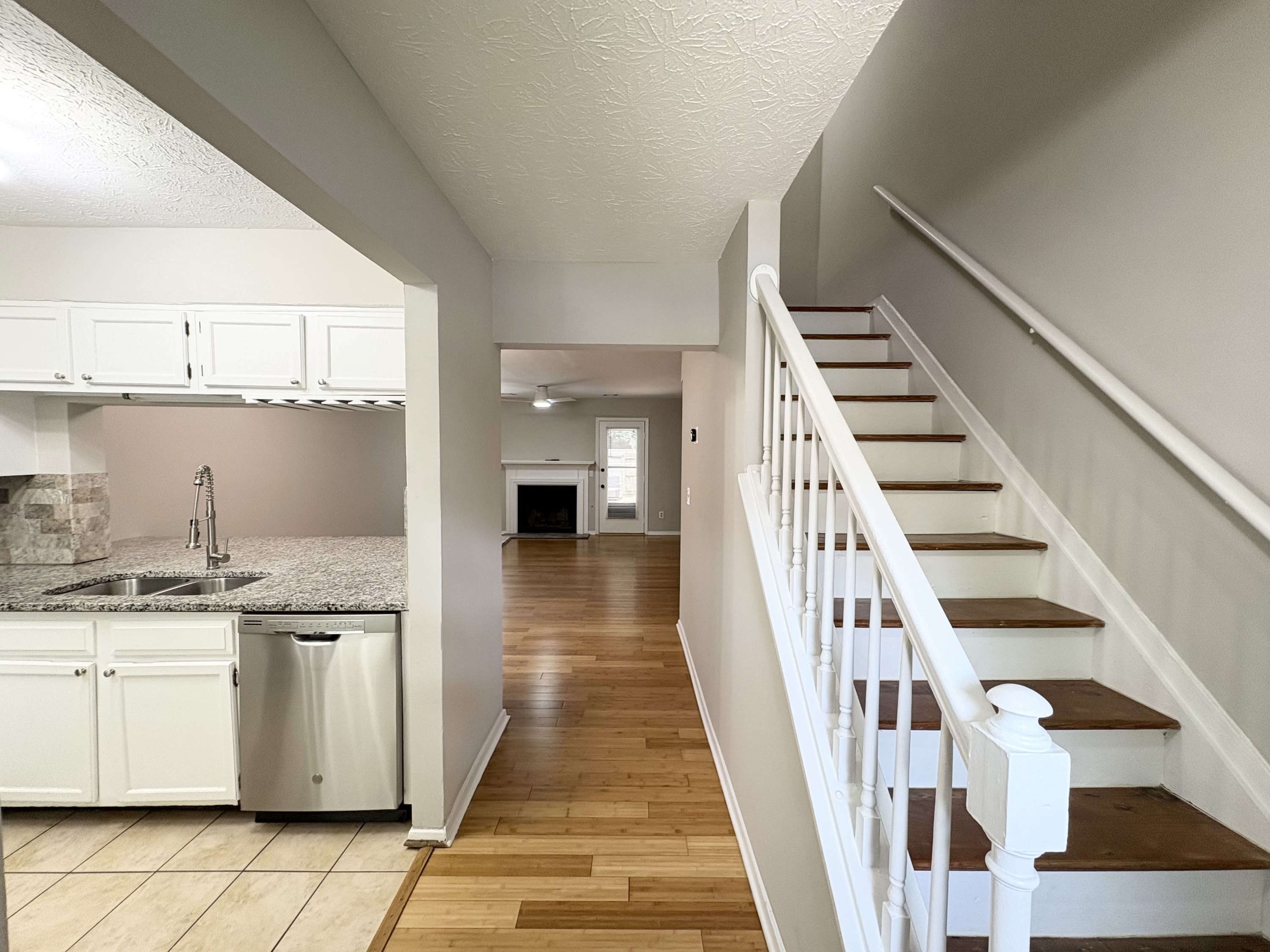 6646 Wellington Square – photo 2