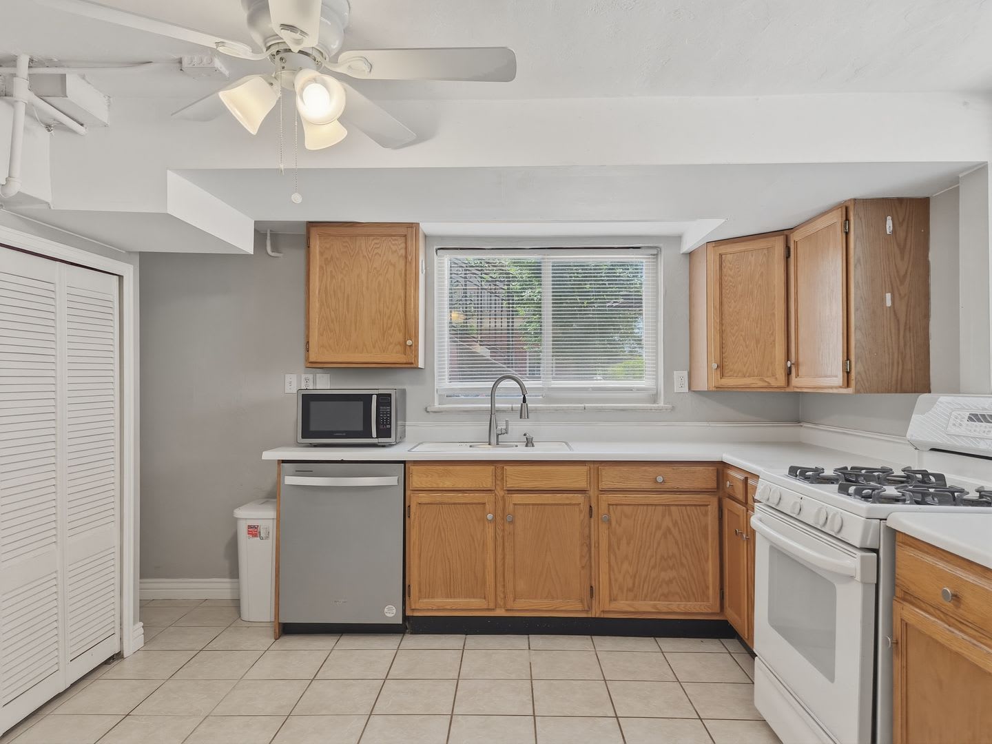 Beautiful 2 Bed, 1 Bath Garden-Level Apartment in Sunnyside! – photo 5