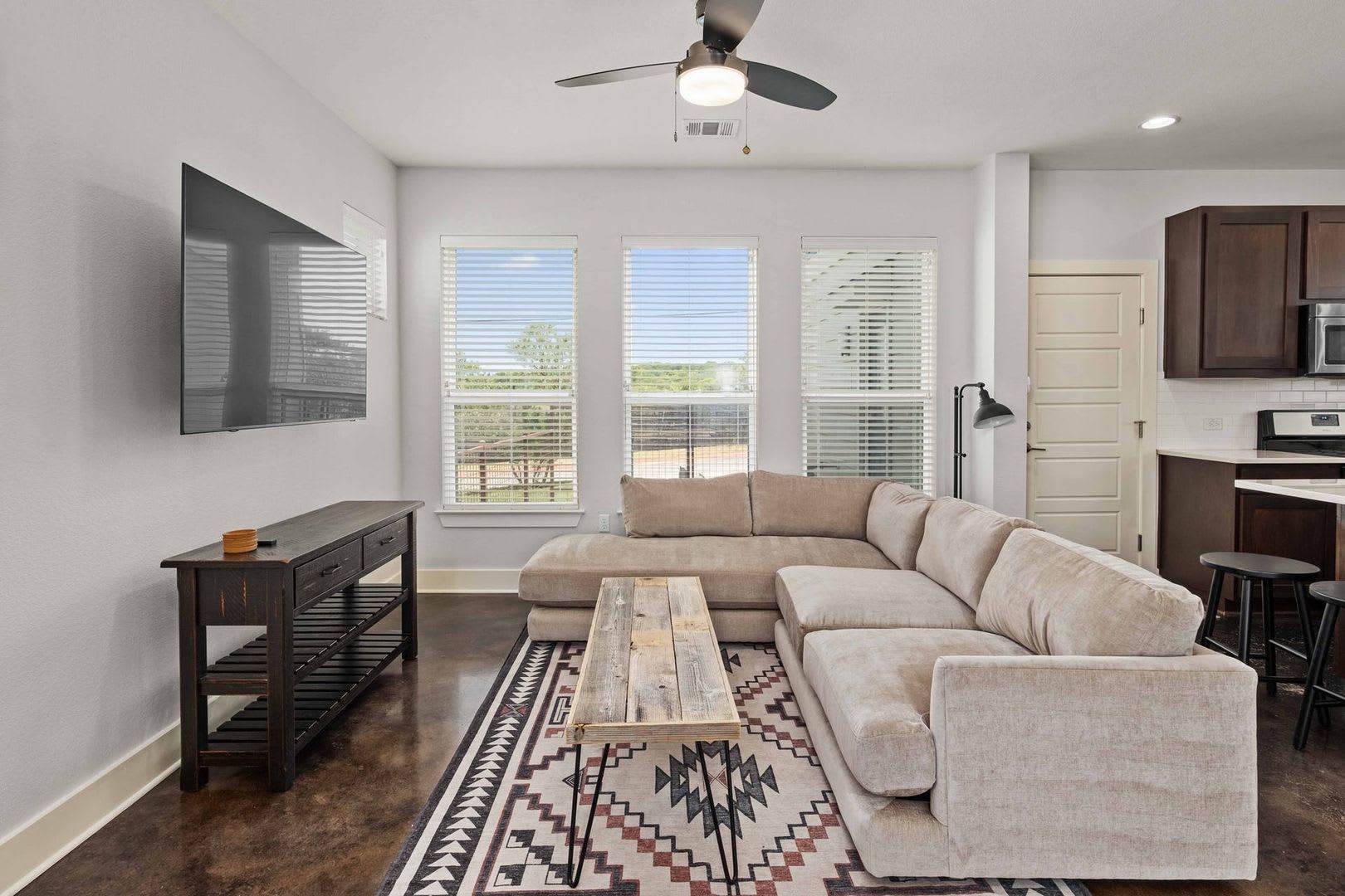 Modern condo, great location, fully Furnished! – photo 2
