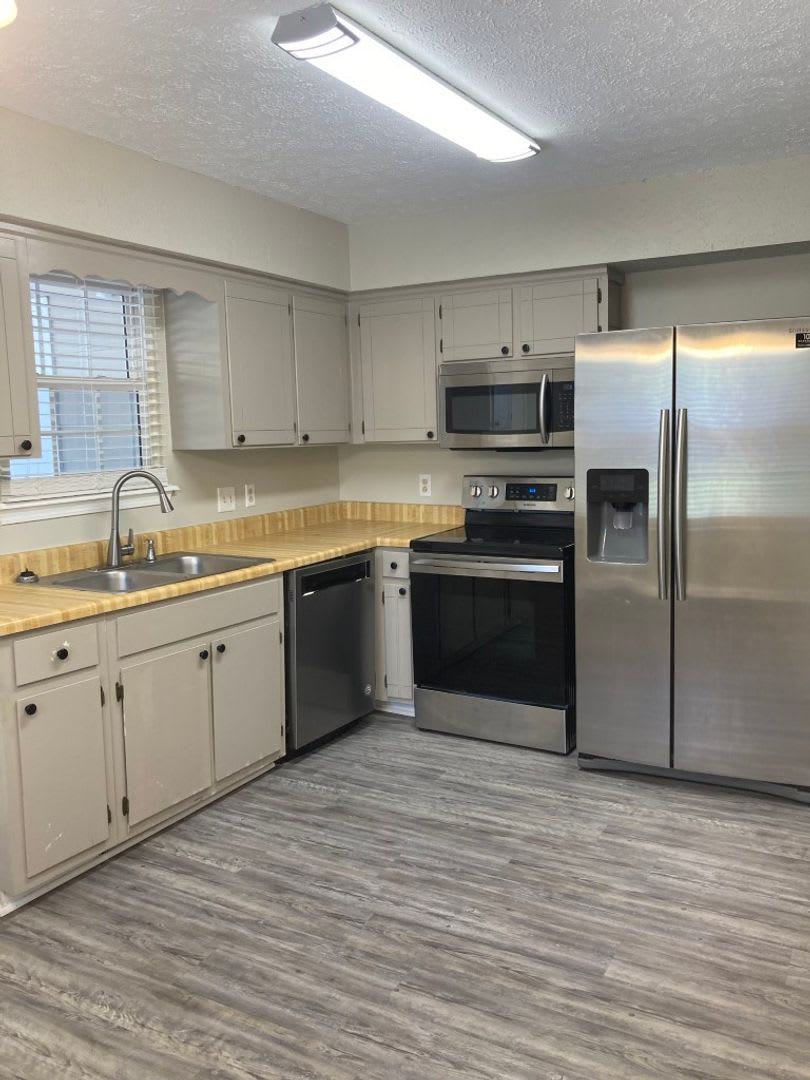 500 Off This Desirable Townhome Move In By 08 15 2026 – photo 5