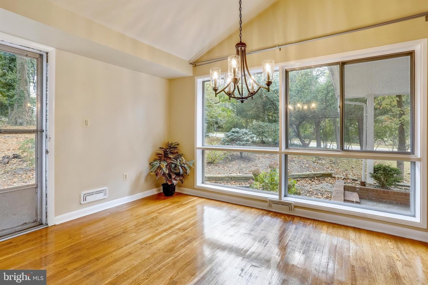 6048 ROSSMORE DR – photo 4