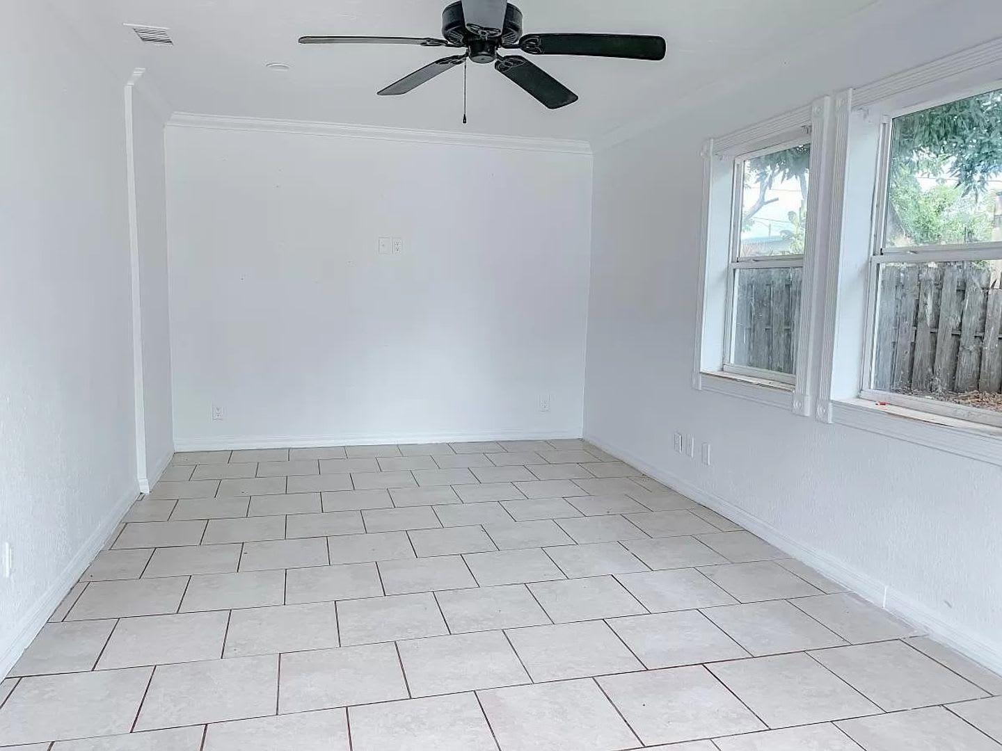Cozy 2/1 remodeled Bradenton home with privacy fence – photo 4