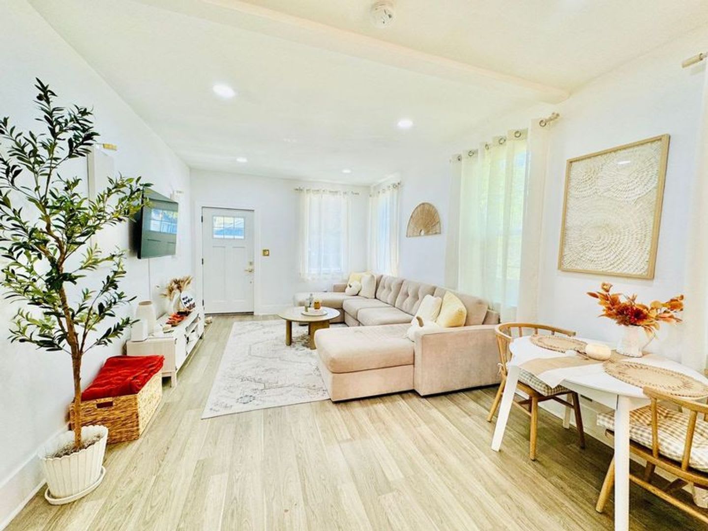 4 Bedroom 2 Bath Bungalow, in Forsyth Park- Available now!!! – photo 3