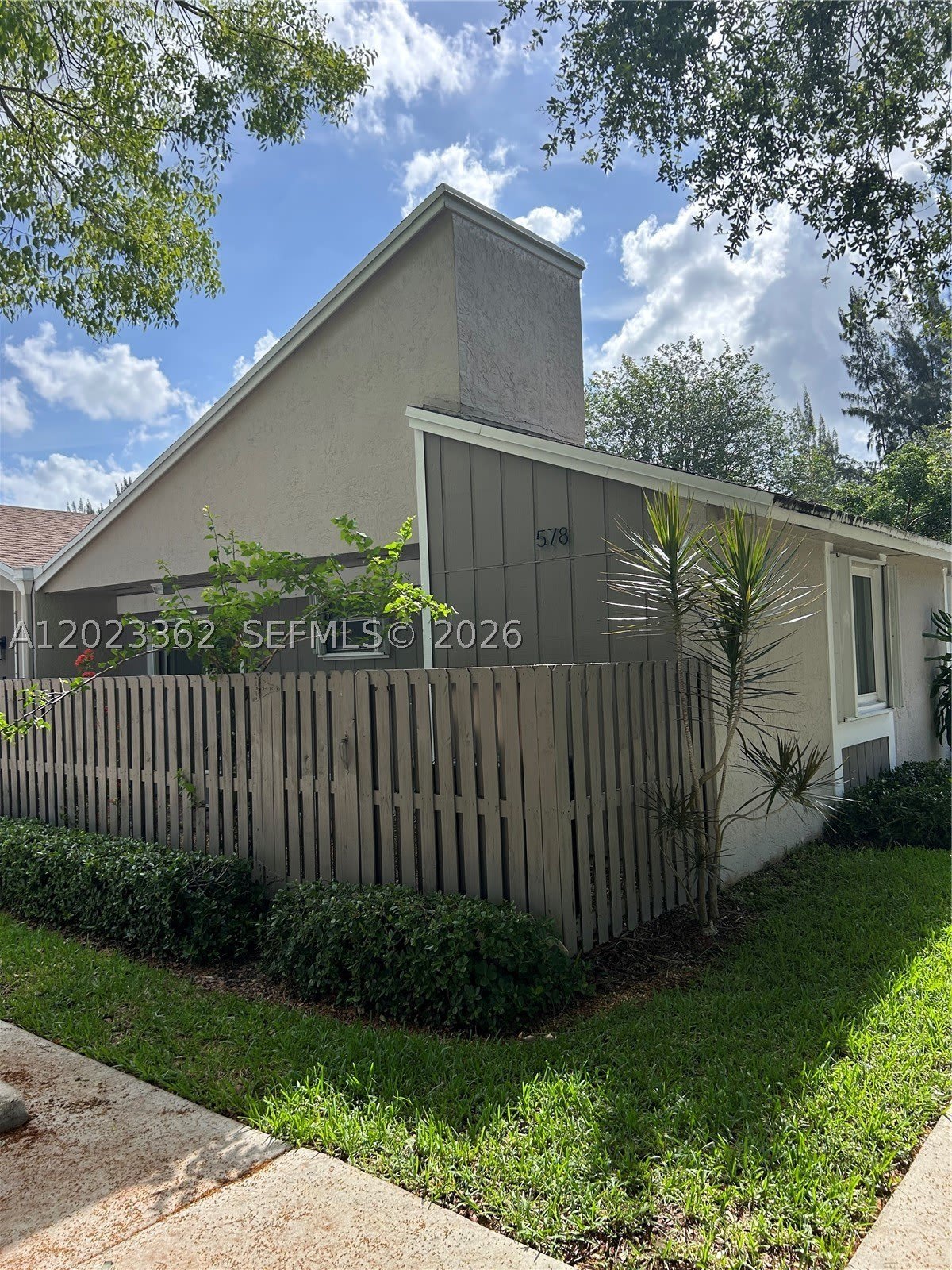 578 Woodgate Cir – photo 1