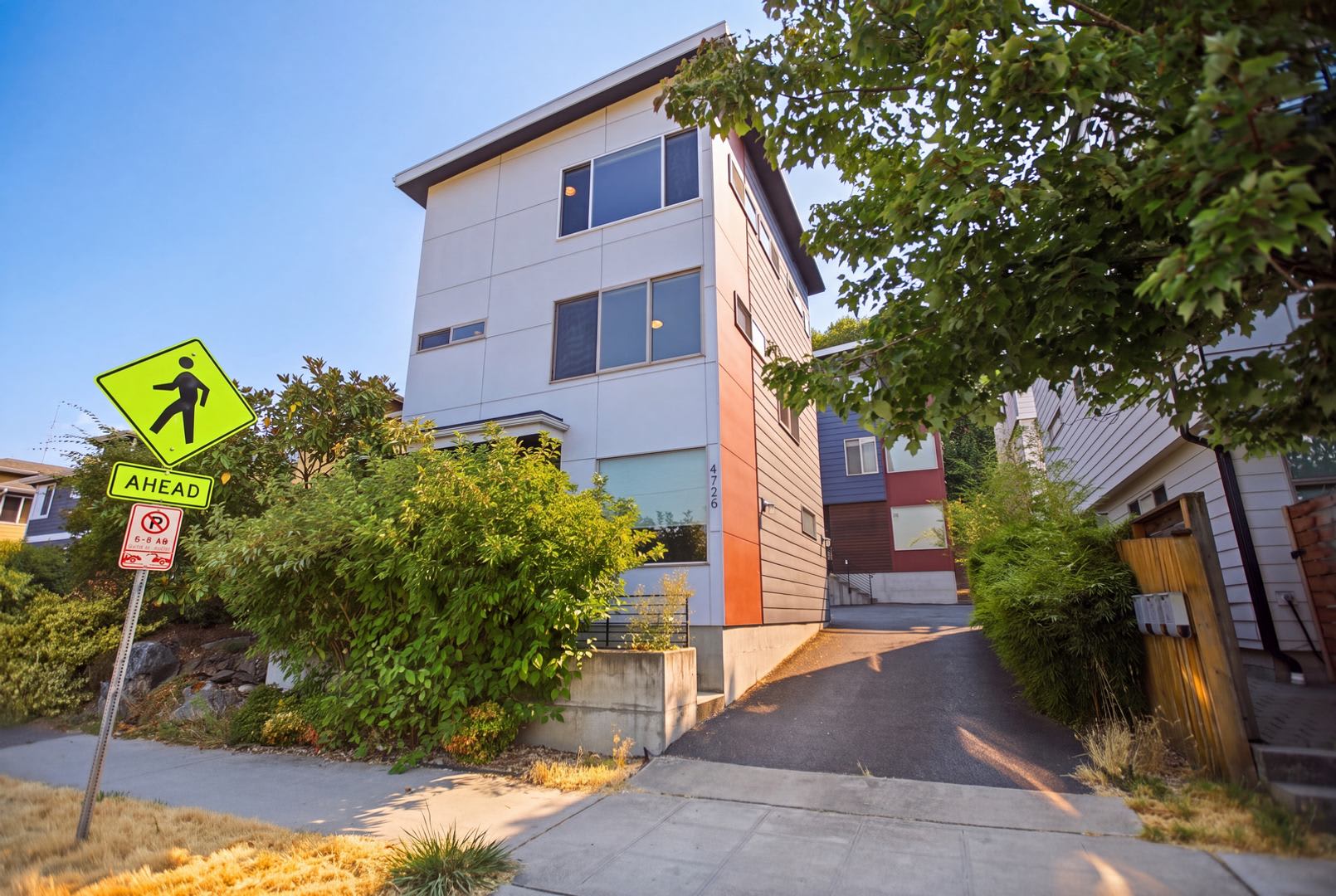 Well-located 2 bed 2 bath townhome in North Delridge with parking – photo 1