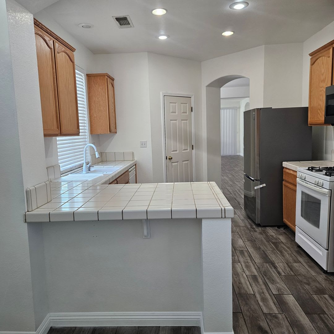 Spacious 4 bedroom home near River Oaks Golf Course – photo 3