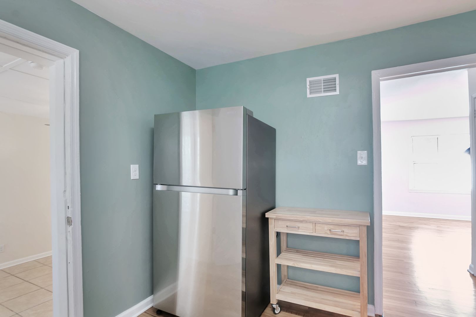 Room in 4 Bedroom Home at Santa Monica Dr – photo 4
